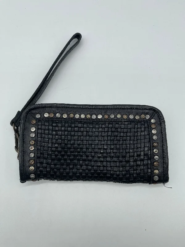 Wristlet Leather By Clothes Mentor, Size: Large